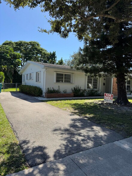 Front of duplex home with long, private driveway and wide gate to backyard - 11535 SW 81st Rd