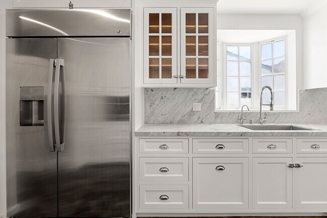 Building Photo - Designer-Done 3 Bed + 3 Bath in Prime Beve...
