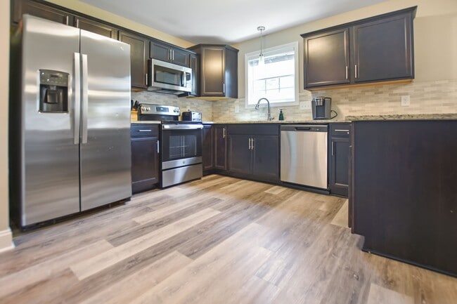 Building Photo - Pet Friendly Five Bedroom!