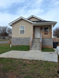 Building Photo - Knoxville 37921 - Fully Furnished - 3 bedroom, 2 bath home - Contact Sharon Arnwine (865) 313-7215