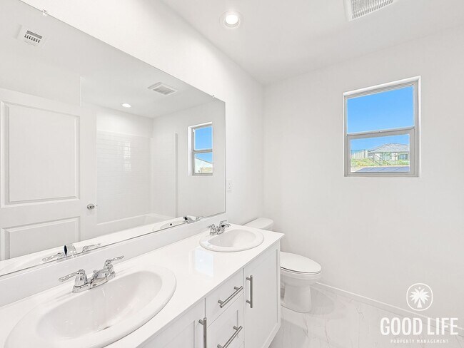 Building Photo - Beautiful 5Bd/2.5Ba Home In Lake Elsinore!