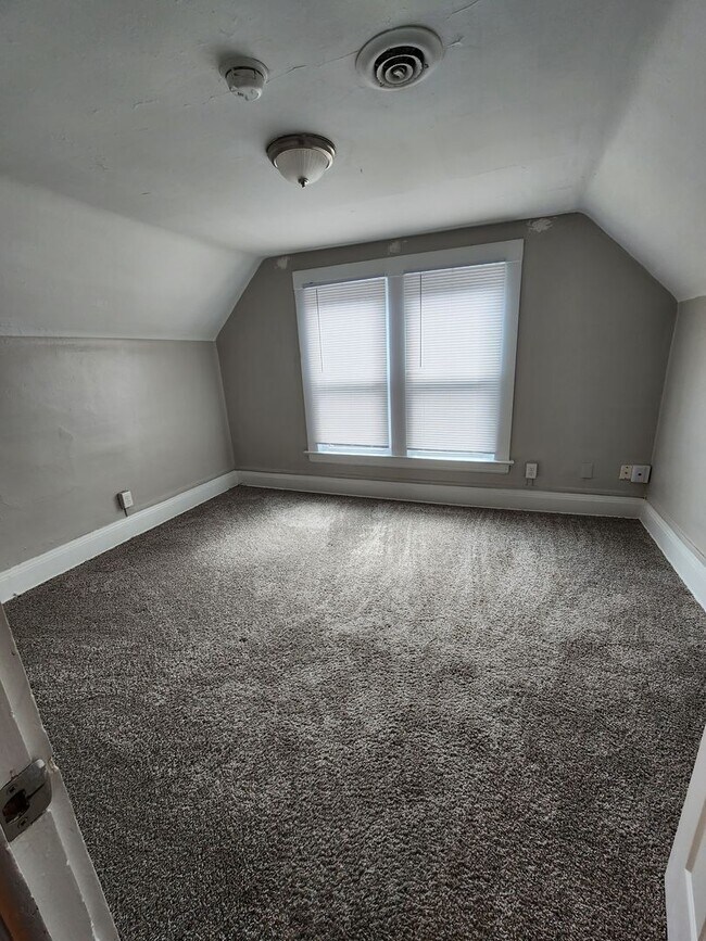 Building Photo - SUPER CLEAN 1 Bedroom Apt For Rent