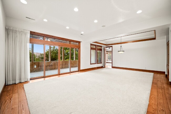 Building Photo - "Spacious 4-Bedroom, 4.5 Bathroom 4792 sq. ft. Retreat with Scenic Views and Cozy Fireplace in St...