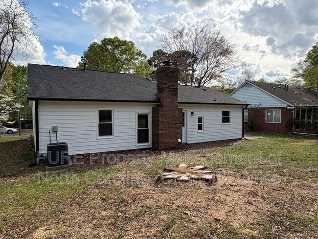 Building Photo - 1712 Blandford Dr