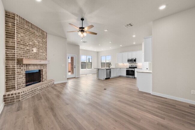 Building Photo - 4 Bedroom Rental Available July 7th in Lub...