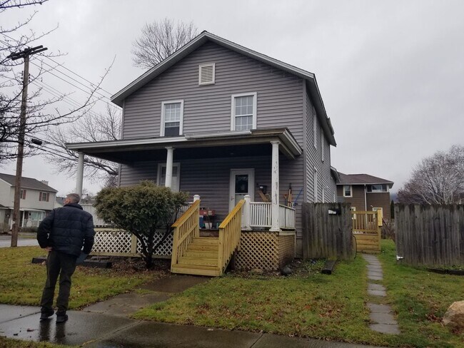 Primary Photo - 1001 Davis St