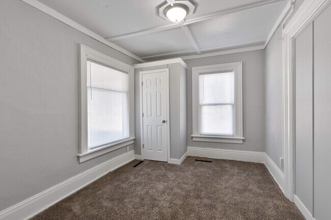 Building Photo - Don't Miss Out On This Amazing 3 bed 1 1/2...