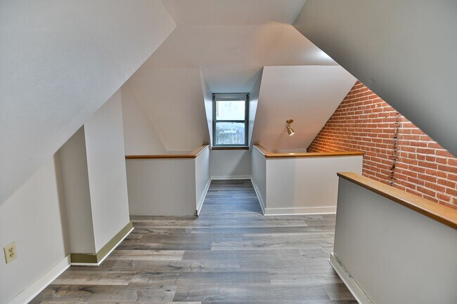 Building Photo - Charming 3 Bedroom on Grand St