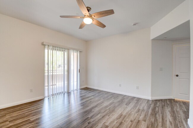 Building Photo - Beautiful 2BR / 2BA Renovated / Modern Con...