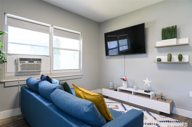 Building Photo - 1020 N Victoria Park Rd