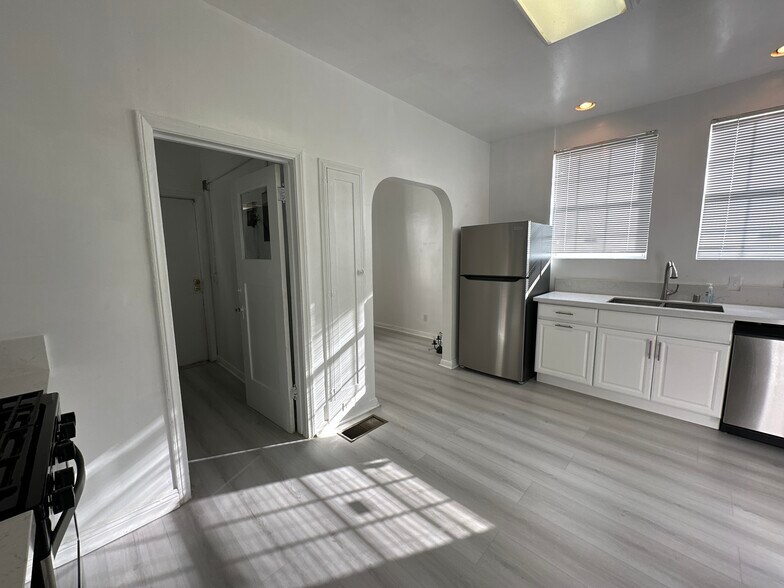 Building Photo - 1602 S Stanley Ave