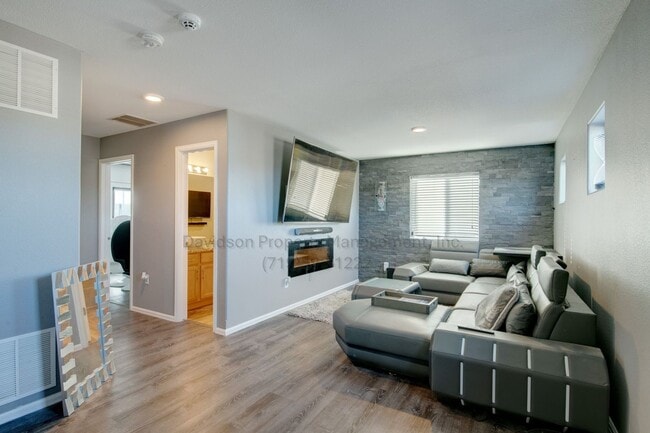 Building Photo - Gorgeous 4 Bedroom House in East Fountain Valley