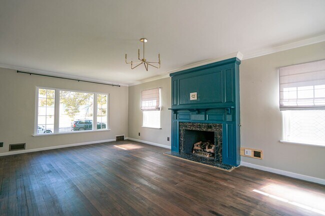 Building Photo - Charming 4 Bed, 2/5 Bath East Bench House