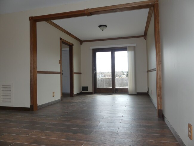 Building Photo - Remodeled 4 bedroom! Fenced backyard! 2 Ca...