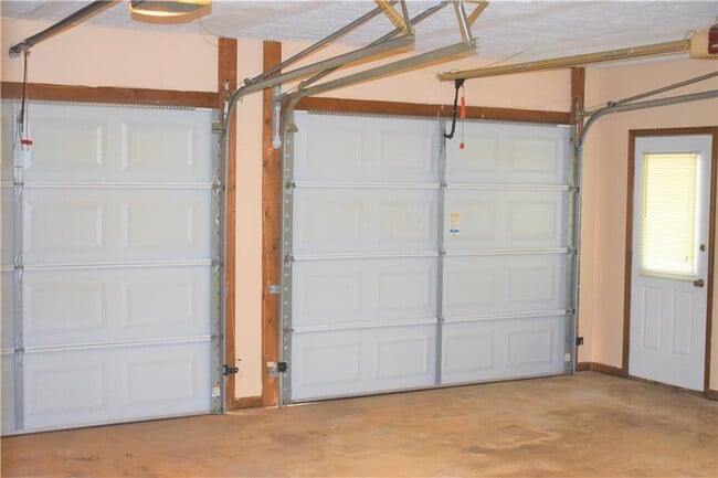 Building Photo - 2264 Post Oak Dr