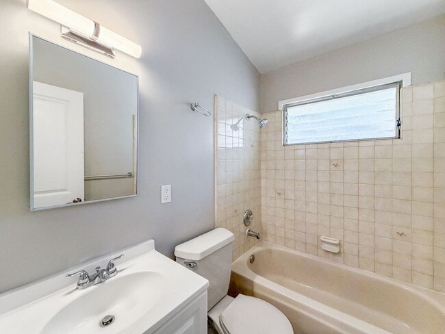 Building Photo - Stunning 3B/2BA Spacious House with Attached Garage and Large Yard in Clairemont!