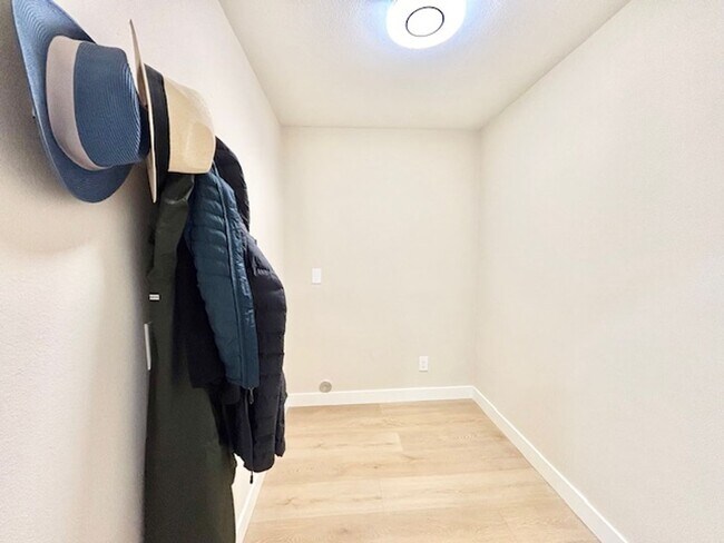 Building Photo - 3725 Sunset Ln