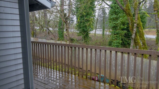 Building Photo - Roomy One Level 2 Bdrm Duplex w/ Open Floo...