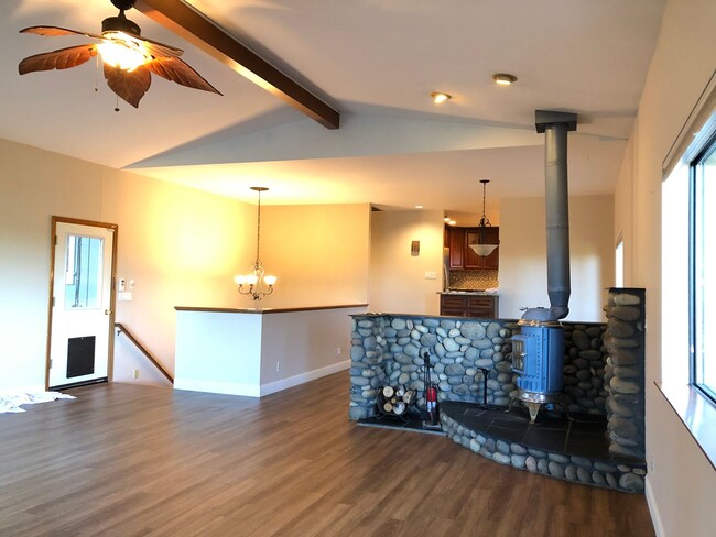 Building Photo - Gorgeous Alta Sierra Views with extra room.