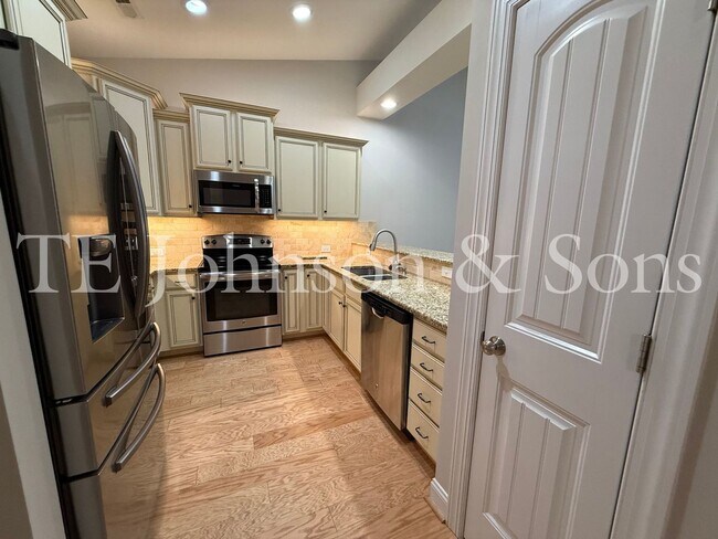 Building Photo - Beautifully Appointed Home in Clemmons