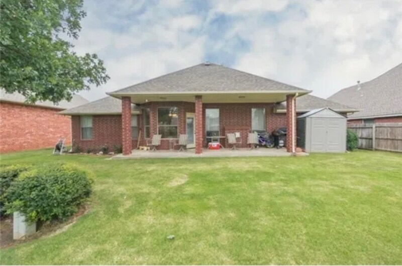 Building Photo - 121 SW 69th Ct