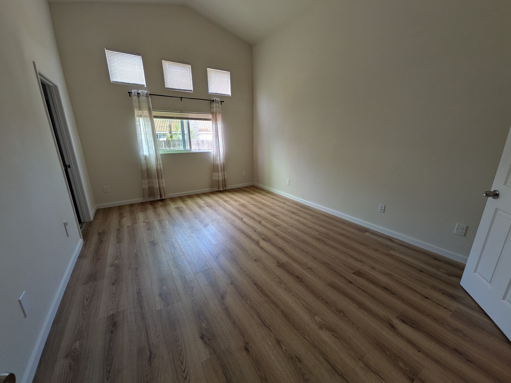 Building Photo - 585 Hildale Cir
