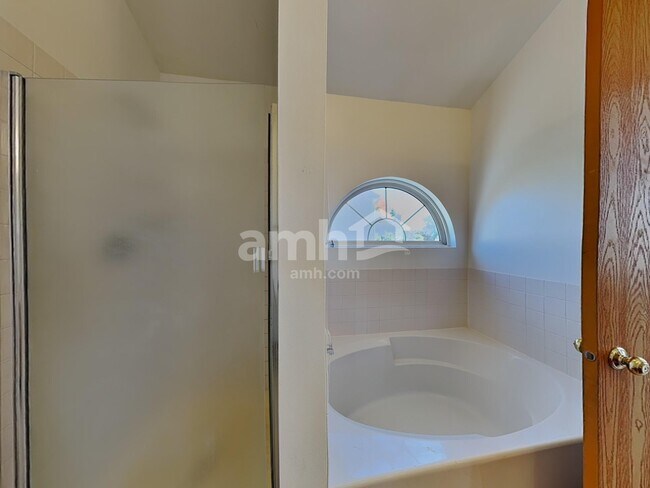 Building Photo - 2 Hastings Ct