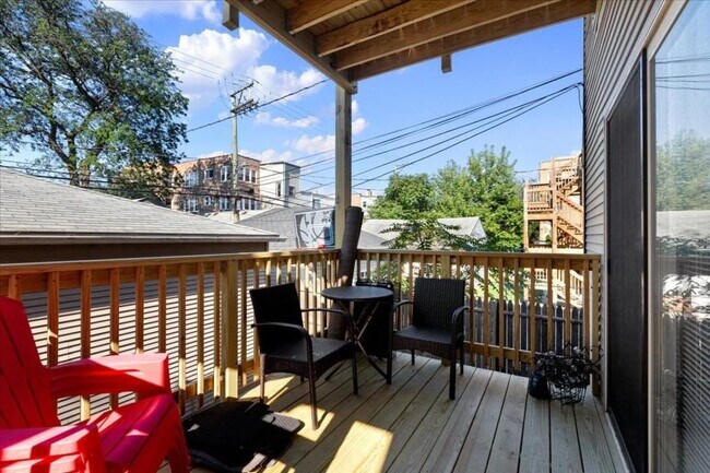 Building Photo - 3 bedroom in Chicago IL 60647