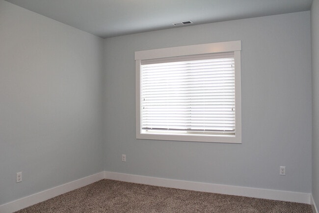 Building Photo - 827 NW Victoria Ave