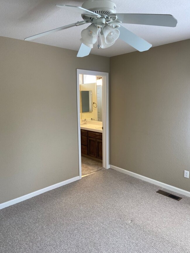 Building Photo - Pristine 4 Bedroom, 3 Bath in South Lexington