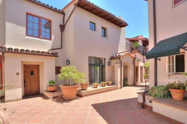 Building Photo - Downtown Luxury One Bedroom with Private Garage