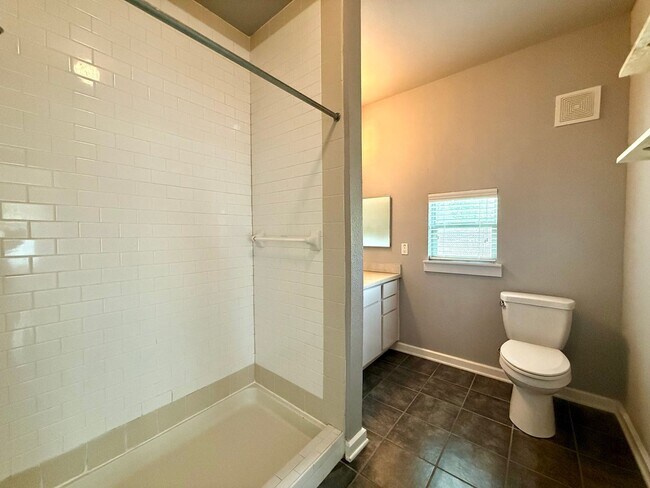 Building Photo - 1/1 with a garage!  Available for immediat...
