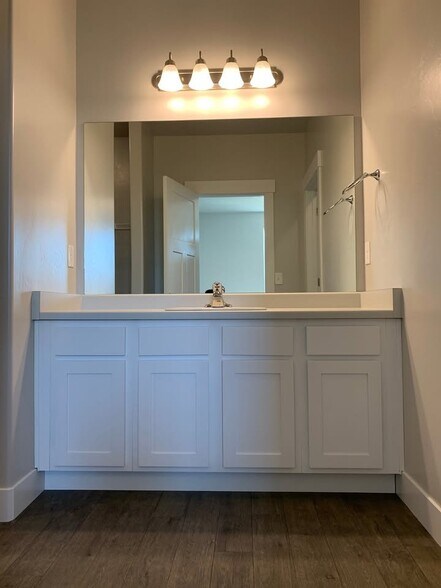 Building Photo - 1831 W Newcastle Ln