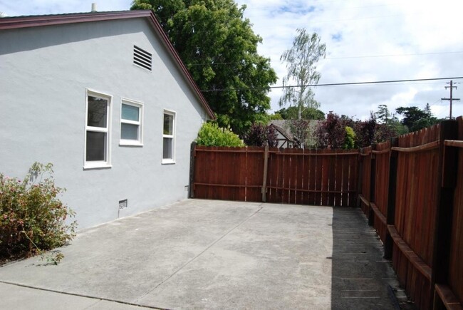 Building Photo - Two Bed One Bath Single Family Home in Bel...