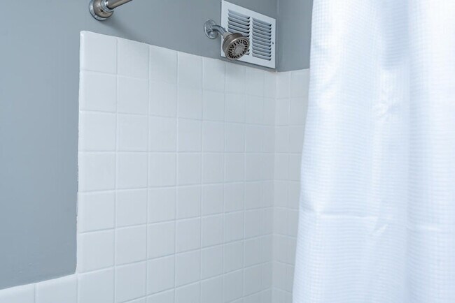 Building Photo - 300 W Peachtree St NW