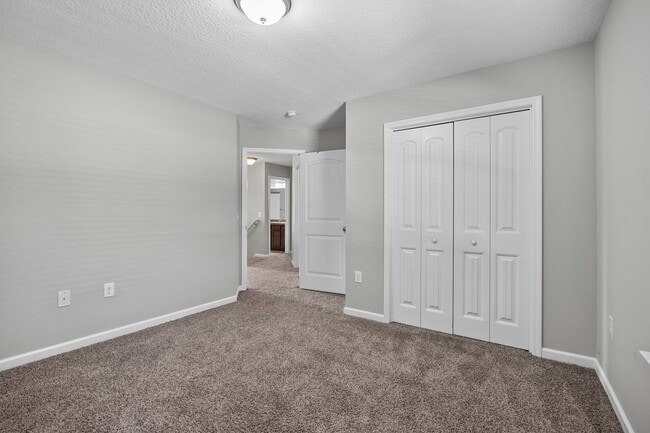 Building Photo - 5 Bedroom, 2.5 Bathroom - White Oak Subdivision - Richmond Hill