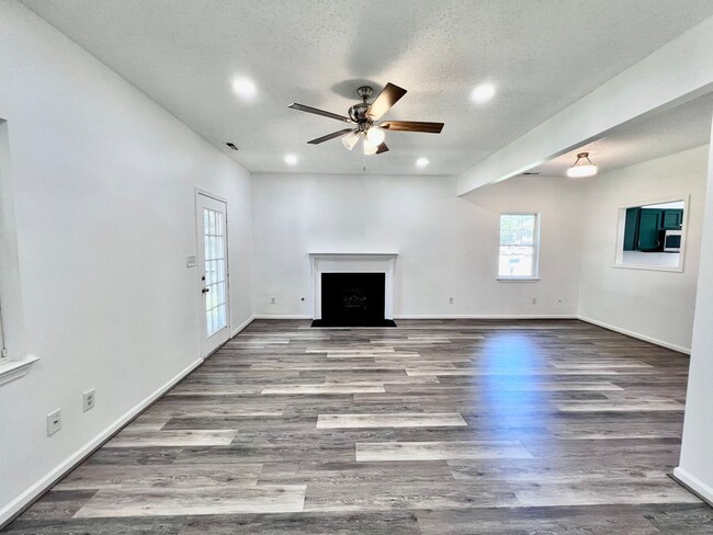 Building Photo - Newly remodeled 3 bed 2.5 bath townhome in...