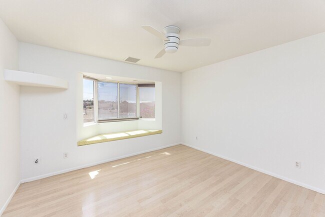 Building Photo - Long Term 4 Bedroom Rental with a Beautifu...