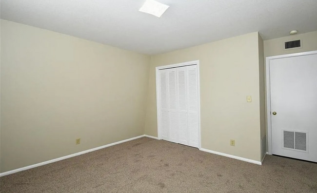 Building Photo - Well-maintained 2-bedroom, 1-bath upper level condo in Winston-Salem,