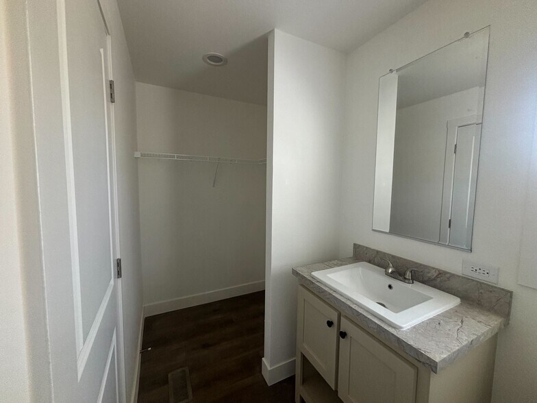 Building Photo - 2060 N Center St