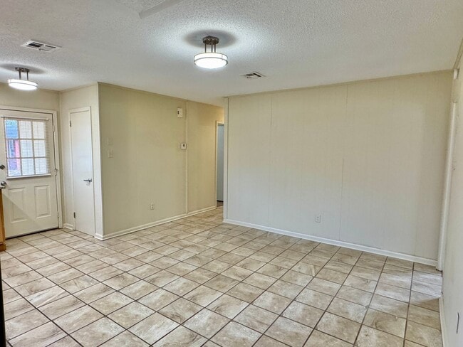 Building Photo - Charming updated 3-bedroom home!