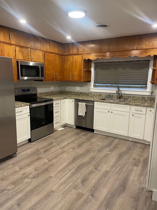 Building Photo - Knoxville 37914 - Adorable 2 bedroom, 1 bath home - Contact Lisa Vineyard and Shannon Russell (86...