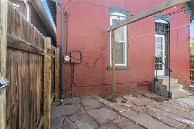 Building Photo - 1103 Lipan St