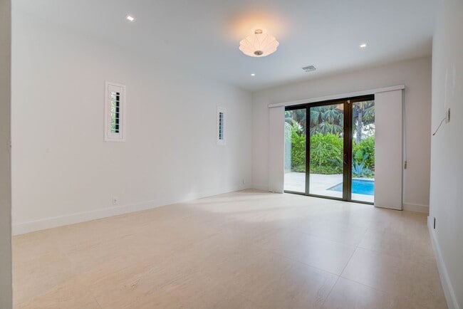 Building Photo - Modern Home in Palm Beach Gardens, Just Minutes from Juno Beach