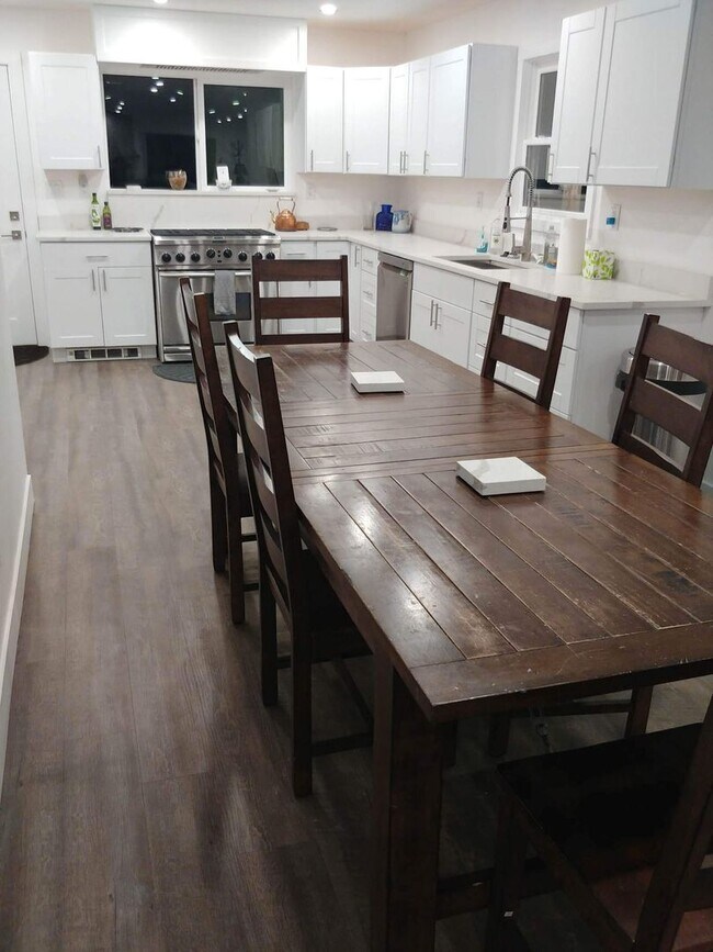 Building Photo - Spacious 4-bedroom + study home; Includes Hot tub and Pool Table - Avail. Now!