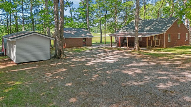 Building Photo - Brick 2-Bedroom Home Close to Farmville an...