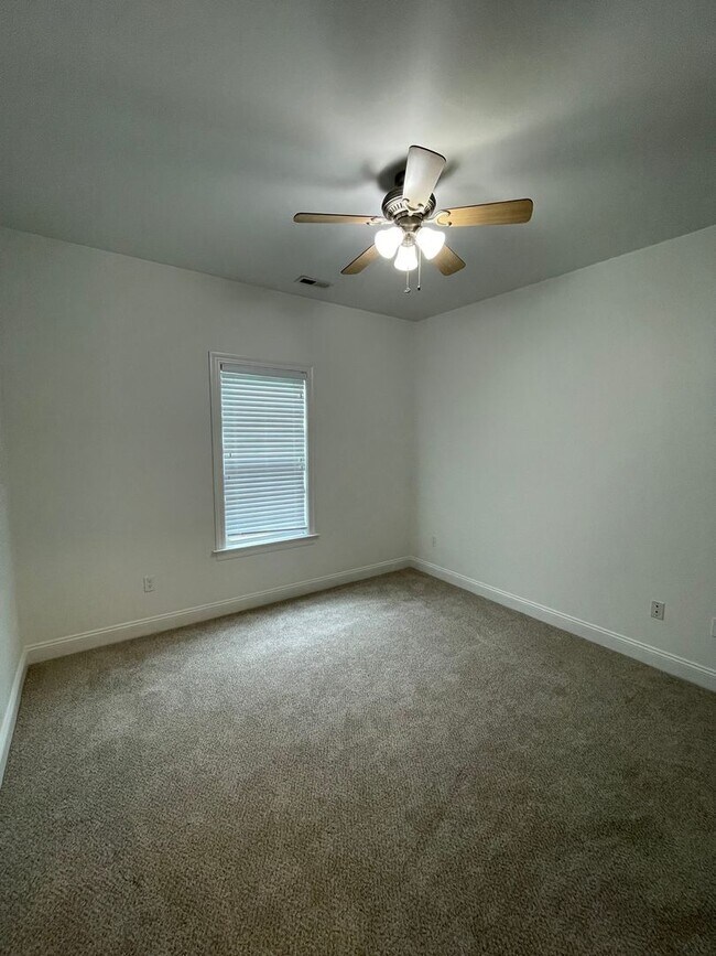 Building Photo - Move-In Incentive - $200 off first month's rent