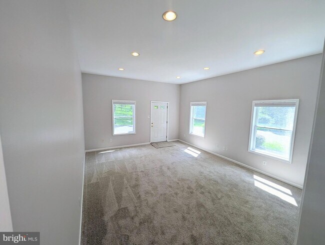 Building Photo - 114 Lenape Dr