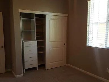 Building Photo - Well Maintained, spacious 3 bedroom single family home nestled in a great neighborhood in Rosevil...