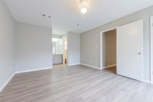 Building Photo - 2715 Halstead Dr